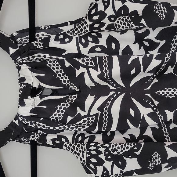 The Limited Keyhole Sleeveless Halter Like Tank - Picture 3 of 13